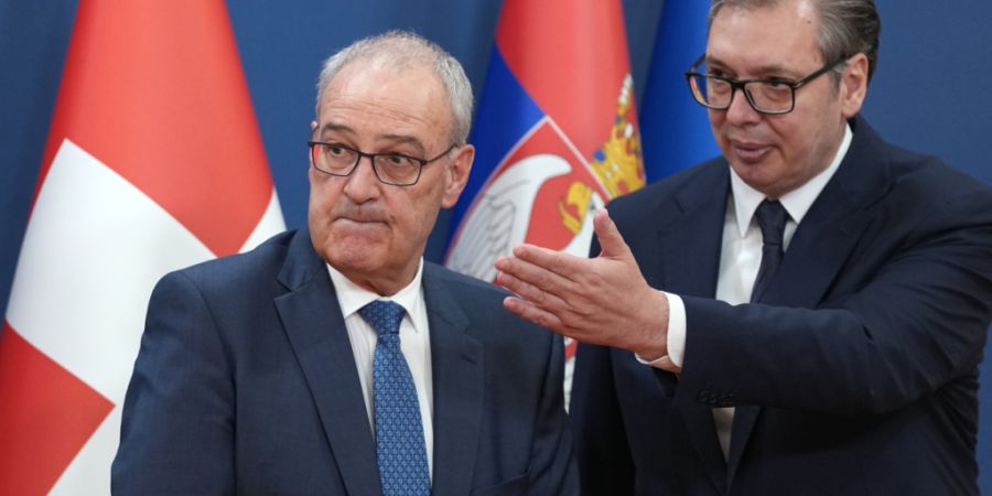 Bundespräsident Guy Parmelin (links) am Dienstag in Belgrad beim Empfang durch seinen serbischen Amtskollegen Aleksandar Vucic.