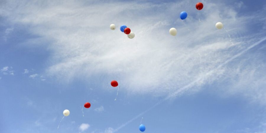 Das Steigenlassen von Ballons und Himmelslaternen wird im Kanton Neuenburg verboten. (Archivbild)