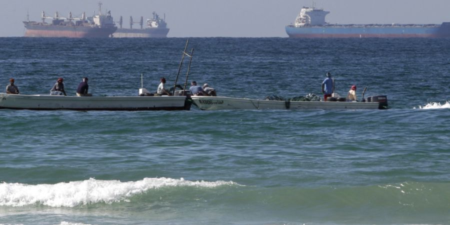 ARCHIV - Fischerboote vor Öltankern südlich der Straße von Hormus, vor der Stadt Ra's al-Chaima in den Vereinigten Arabischen Emiraten. Foto: Kamran Jebreili/AP/dpa