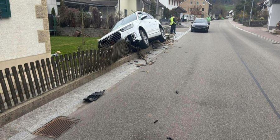 Das Auto des Rentners landete auf dem Gartenzaun. Es entstand grosser Sachschaden.