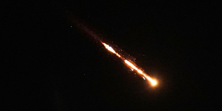 Die Spuren einer vom Iran abgefeuerten Streumunition überqueren den Himmel über Tel Aviv. Foto: Baz Ratner/AP/dpa