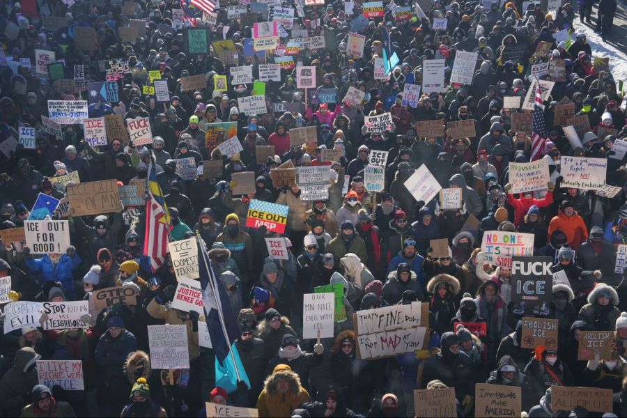 Viele Proteste, aber nur in (demokratischen) Grossstädten.