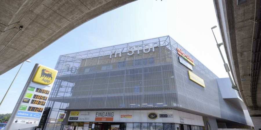 Die beiden mutmasslichen Täter gaben sich unter anderem bei der Raststätte in Affoltern am Albis als falsche Polizisten aus. (Archivbild)