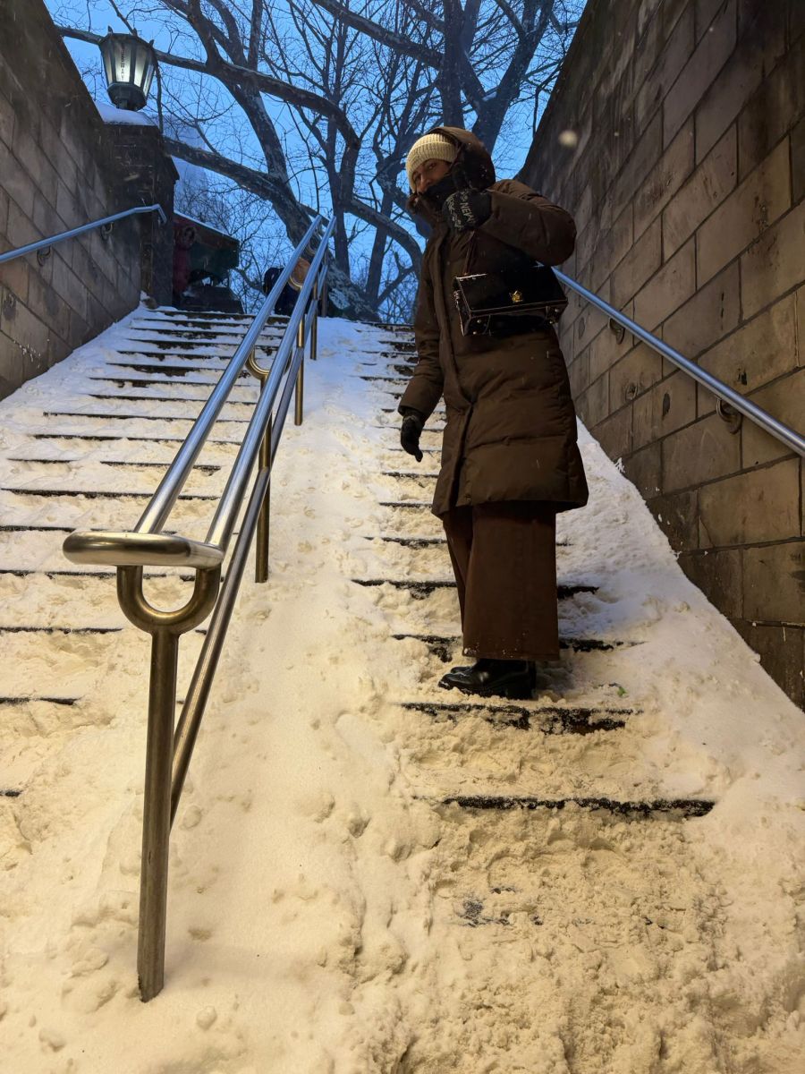 Defne beim zugeschneiten Subway-Eingang.