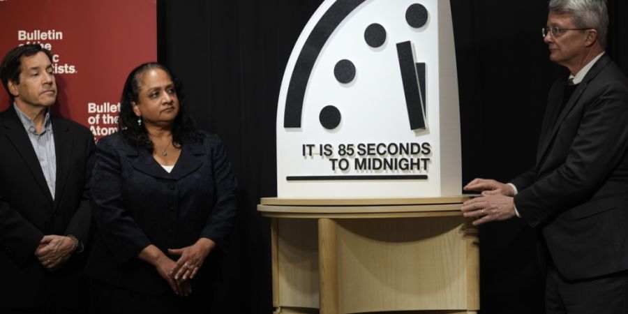 Die Mitglieder des Bulletin of the Atomic Scientists enthüllen die Weltuntergangsuhr, die auf 85 Sekunden vor Mitternacht eingestellt ist. Mit der Weltuntergangsuhr bewerten Wissenscha...