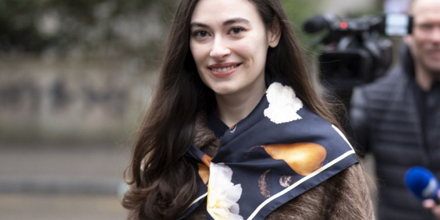 Die frühere GLP-Politikerin Sanija Ameti schoss zwanzig Mal auf ein Bild von Maria und Jesus. Dafür hat das Bezirksgericht Zürich sie nun verurteilt.