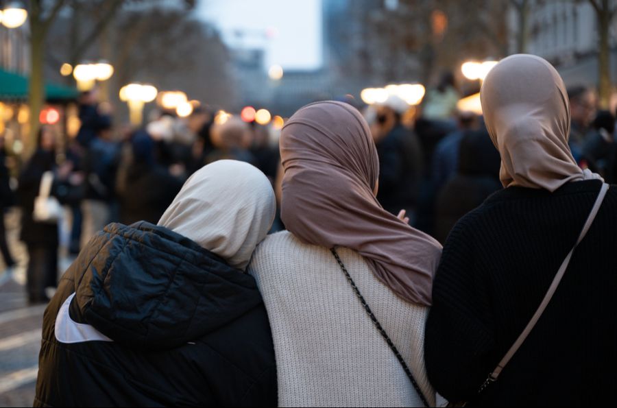 Frauen mit Kopftüchern