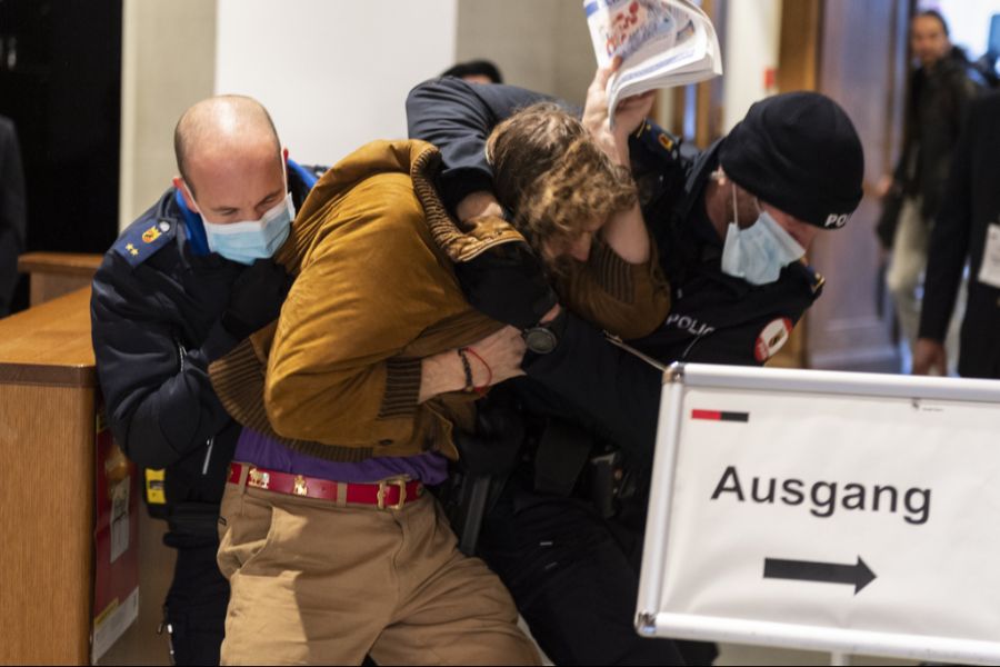 Corona-Skeptiker Stefan Theiler wurde 2020 von der Polizei abgeführt, weil er sich weigerte, eine Maske zu tragen.