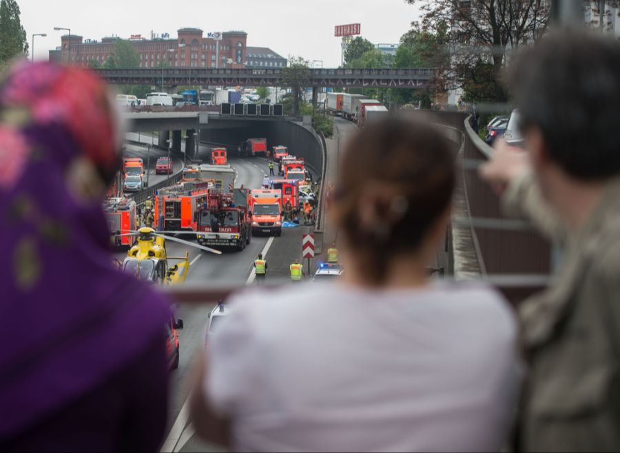 Der Mensch ist neugierig. Das zeigt auch sein Verhalten bei Tragödien. (Symbolbild)