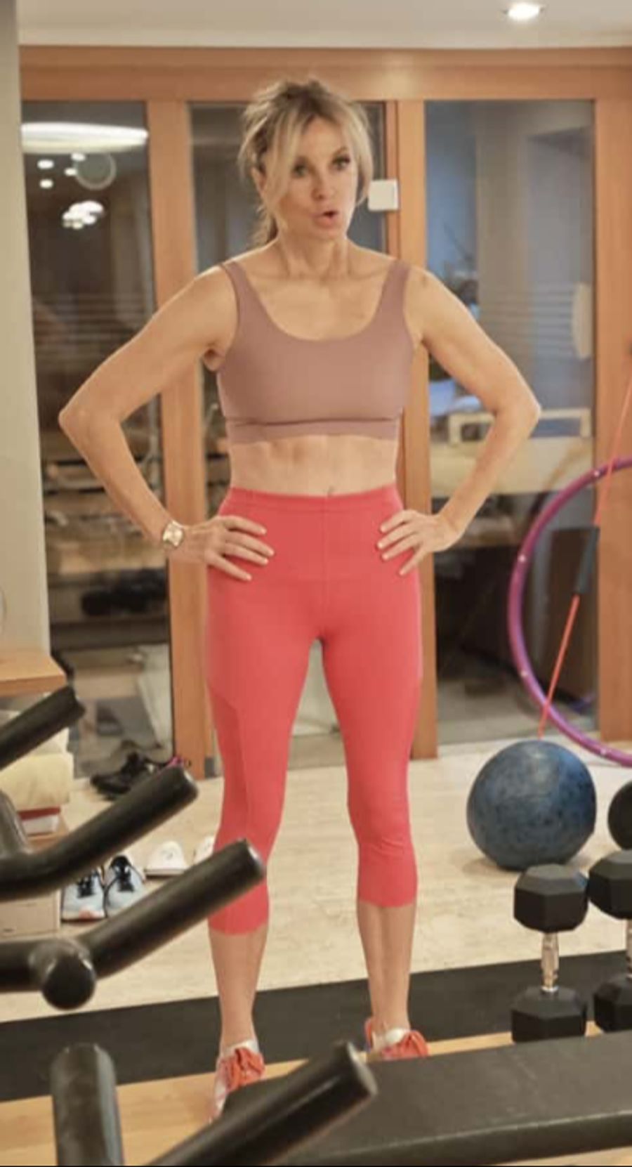 Frauke Ludowig zeigt ihre Muskeln.