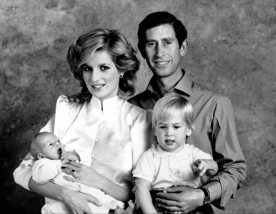 Prinzessin Diana mit Prinz Charles (heute: König Charles), Harry und William. (Archivbild)