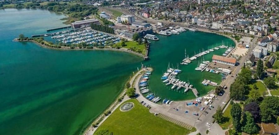 Auch die Villa in Romanshorn, die für knapp 14 Millionen Franken angeboten wird, zeigt sich im Inserat zurückhaltend – gerade mal zwei Fotos sind zu sehen.