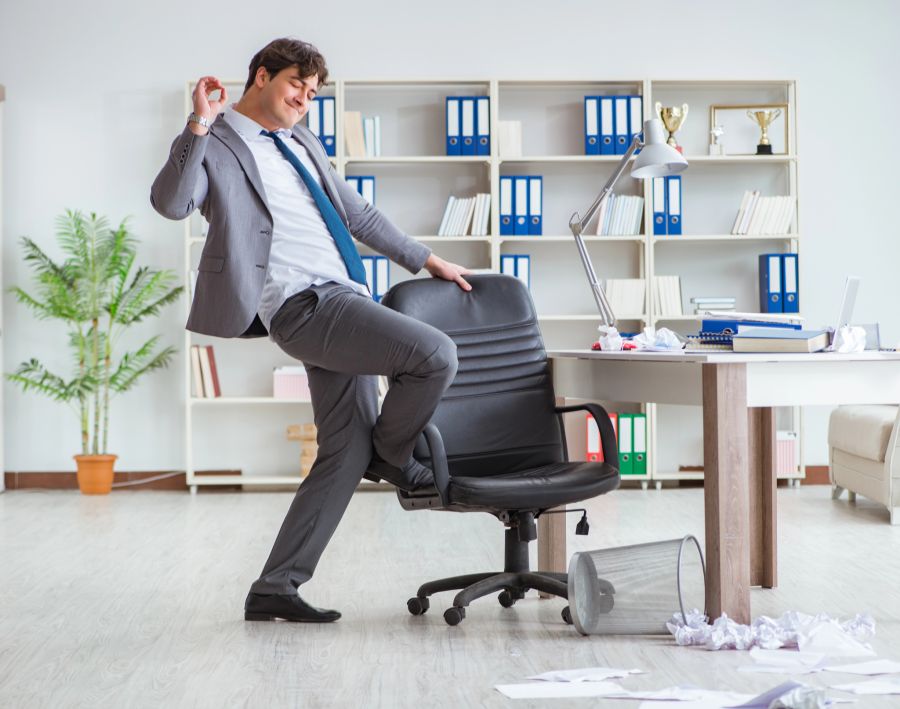 junger büro-arbeiter
