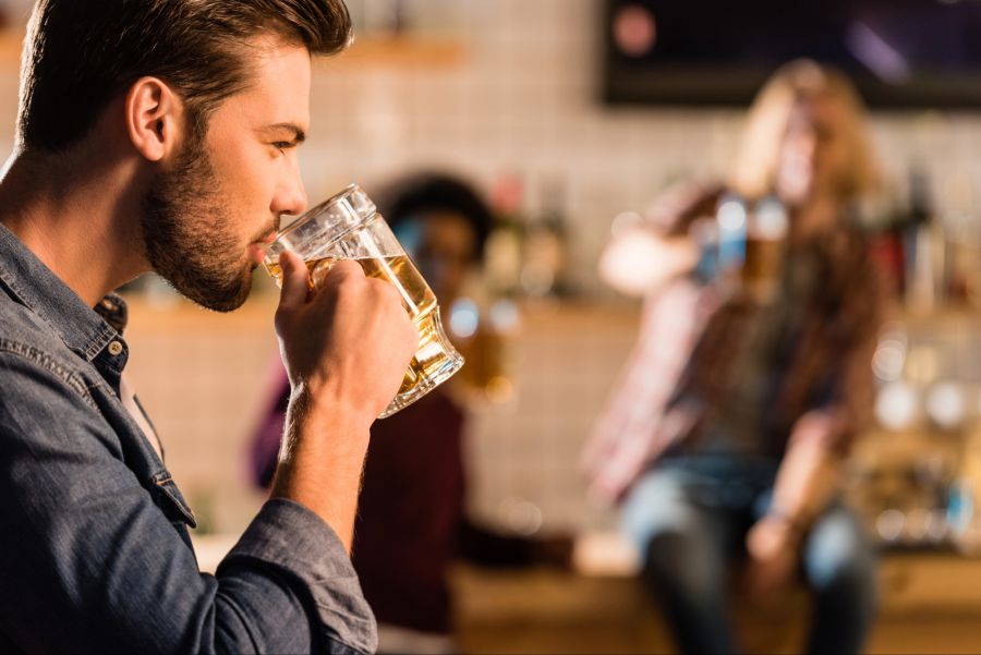mann trinkt bier