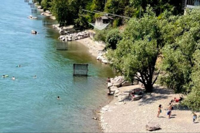 Basel Rheinufer Badeabschnitt Frauen