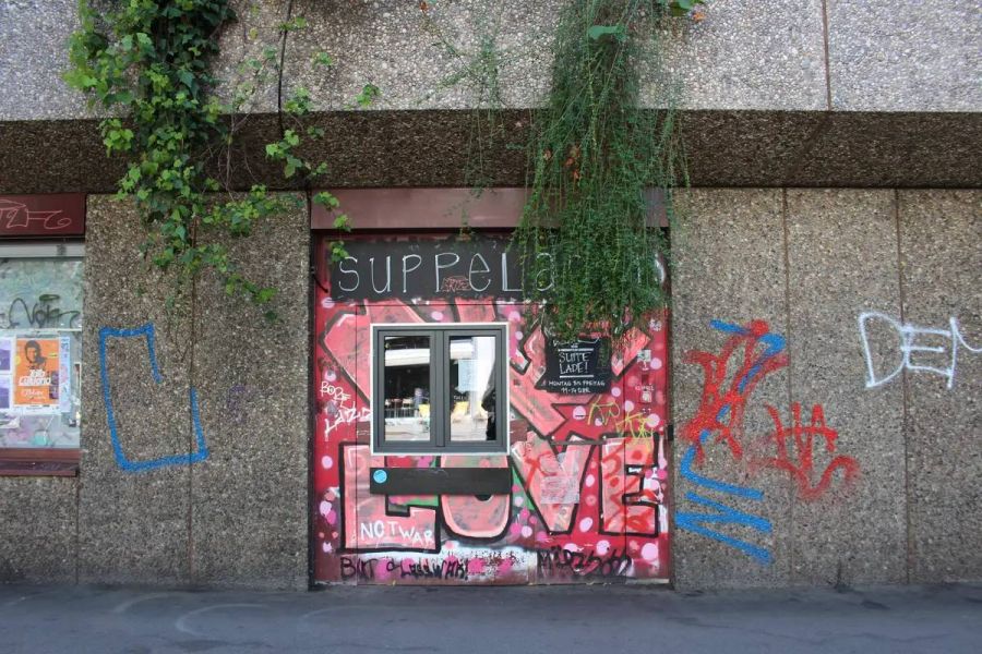 Tür Fassade Suppenladen Graffiti