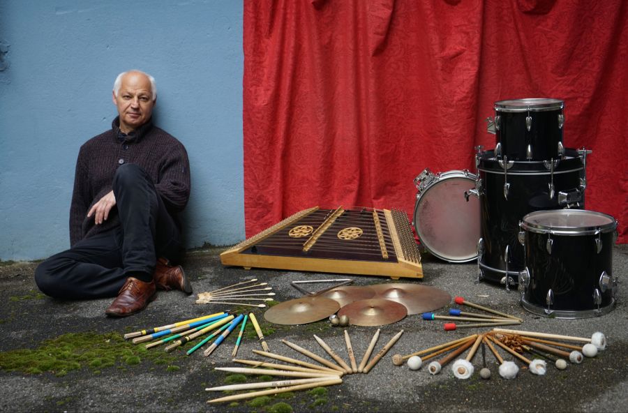 Gilbert Paeffgen und seine Instrumentenwelt.