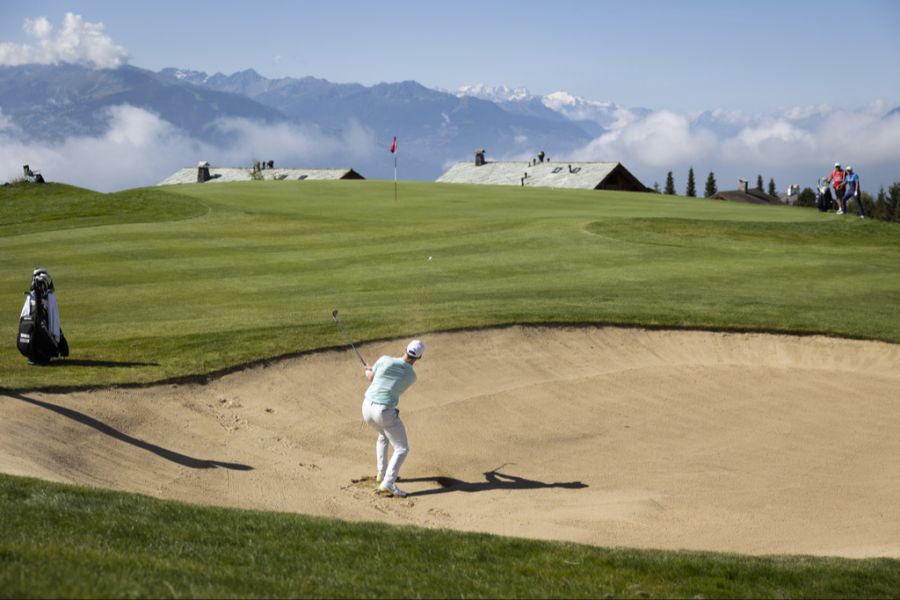 Mann spielt Golf