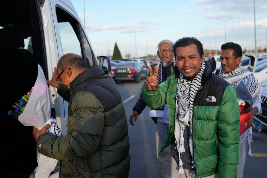 Diese Gaza-Aktivistinnen und -Aktivisten sind am Samstag in der Türkei angekommen. Auch diese Aktivisten kommen aus Malaysia,