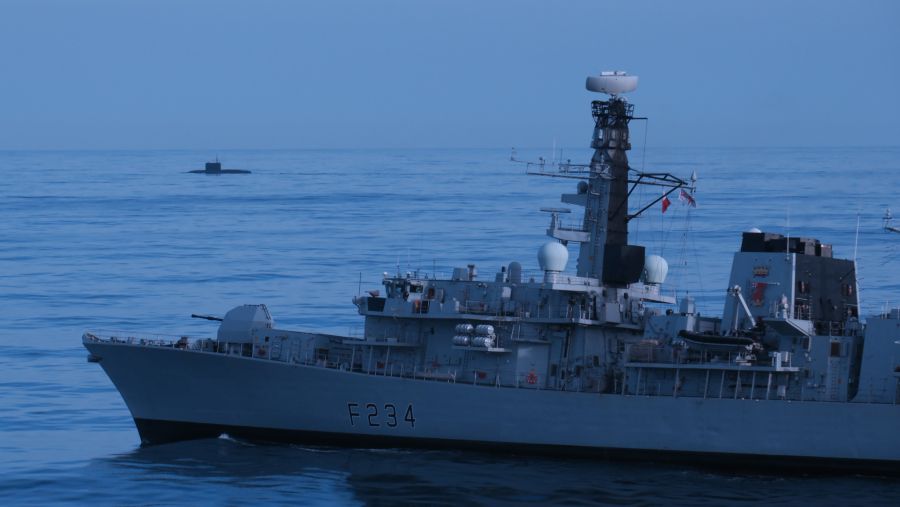 Hier beobachtet die HMS Iron Duke das Auftauchen der «Novorossiysk».