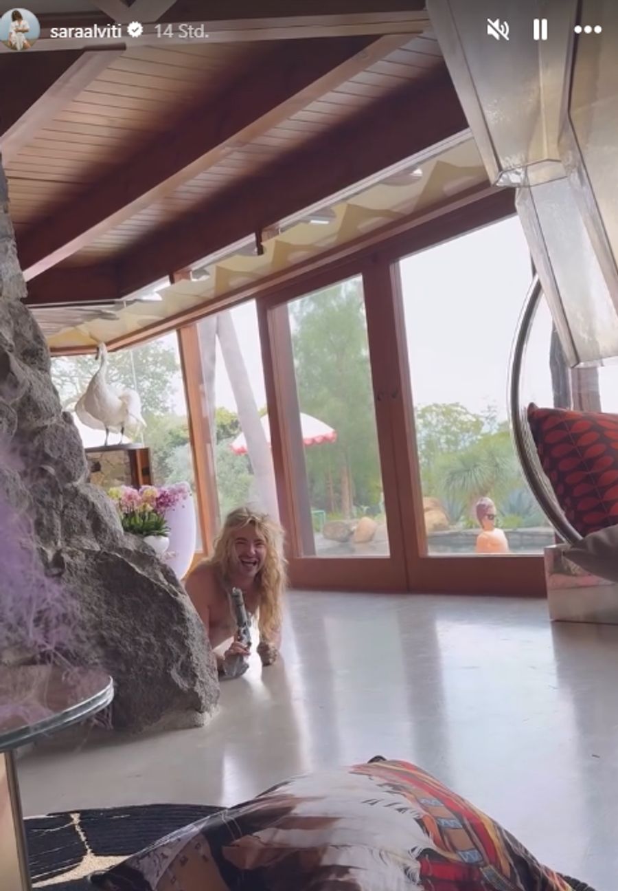 Dass es auf Bills Poolparty wild zuging, zeigt die Instagram-Story seiner besten Freundin Sara.