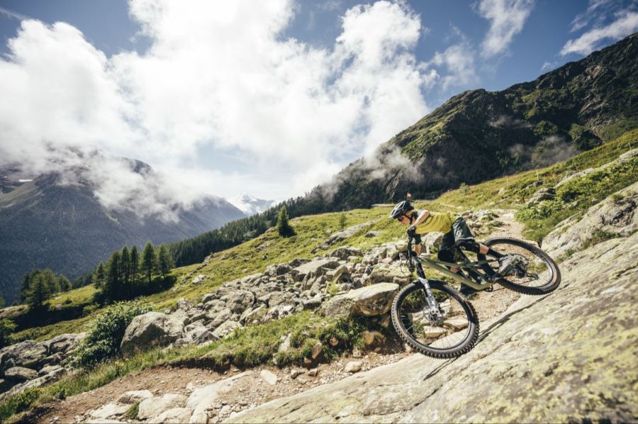 Biker Abfahrt Felsen Bergpanorama
