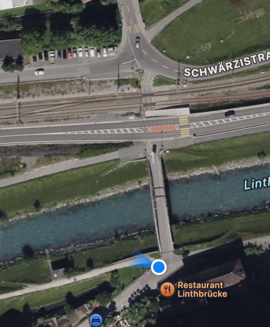 Busse verkehren, rund 20 Meter entfernt, auf der anderen Seite der Brücke.