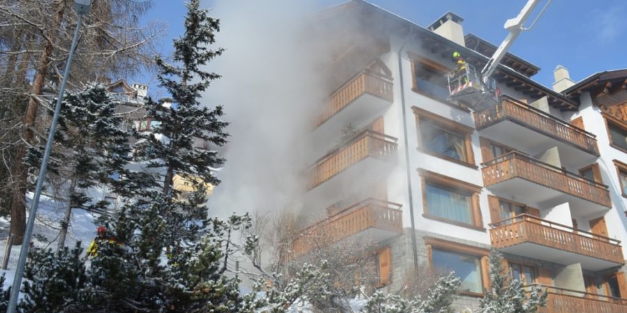 Nach einem Brand in einem Mehrfamilienhaus in St. Moritz ist am Donnerstag das Gebäude evakuiert worden.
