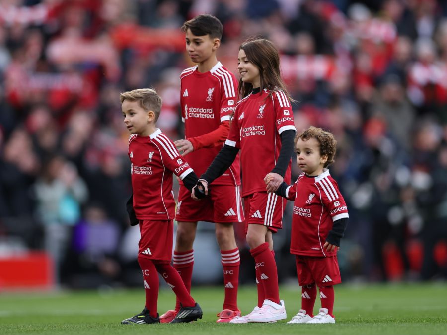 Es kommt zu einem Gänsehaut-Moment in der Anfield Road.