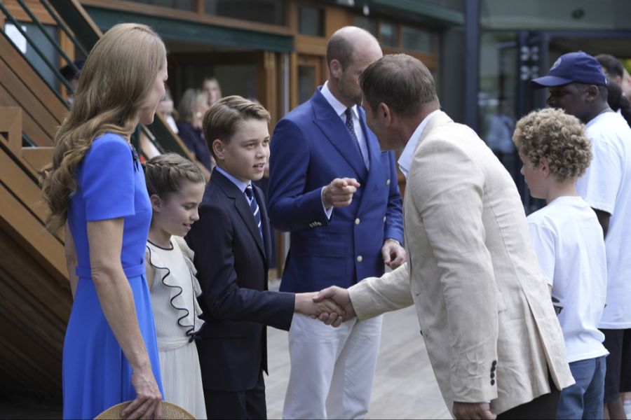 Die Kinder lernen schnell, sich wie erwachsene Royals zu verhalten: Charlotte begrüsst neben Prinz George Gäste bei der Tennismeisterschaft. (Archivbild)