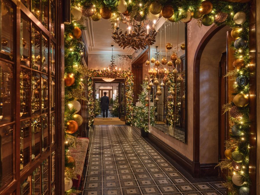 Eingang Brown's Hotel Weihnachten