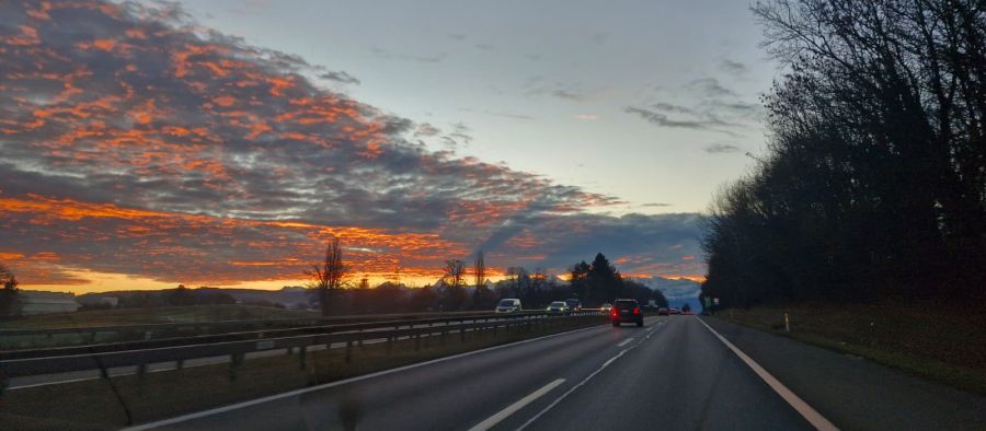 Der Bergschatten im Himmel kann nur am Morgen oder am Abend gesehen werden.