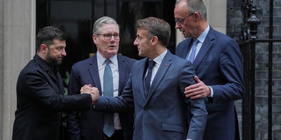 dpatopbilder - Wolodymyr Selenskyj (l-r), Präsident der Ukraine, der britische Premierminister Keir Starmer, der französische Präsident Emmanuel Macron und der deutsche Bundeskanzler Friedrich Merz reagieren nach einem Treffen vor der Tür der 10 Downing Street. Foto: Kin Cheung/AP/dpa
