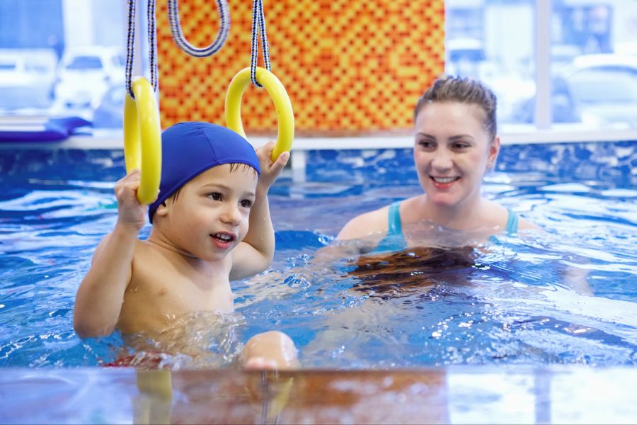 Kind mit Mutter beim Schwimmtraining