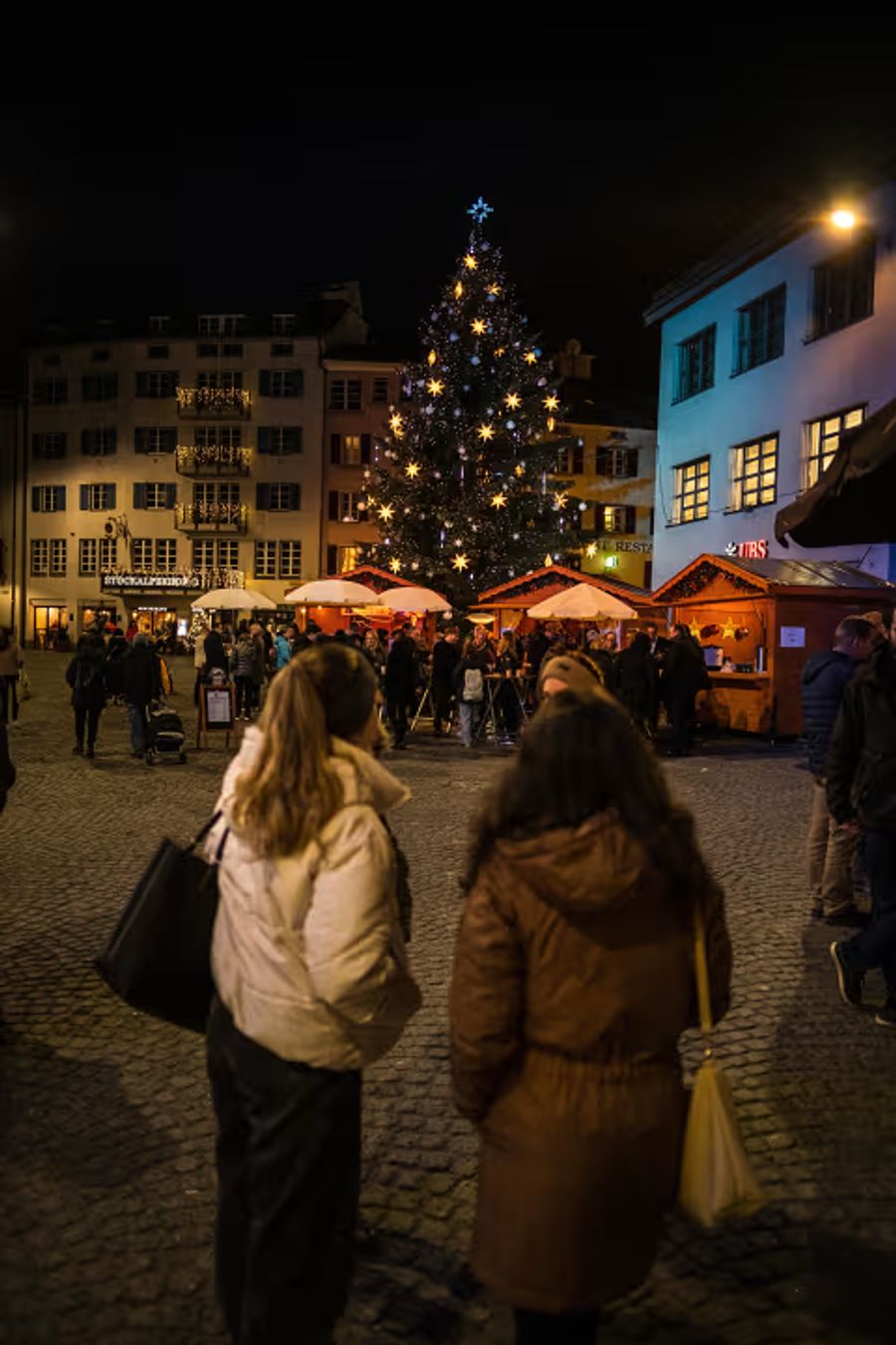Der riesige Weihnachtsbaum war bereits Ende Oktober per Helikopter nach Brig gebracht worden.