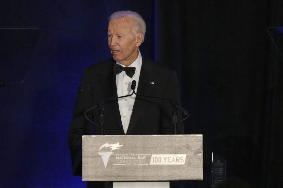 Im gleichen Atemzug teilte er gegen Ex-Präsident Joe Biden aus.