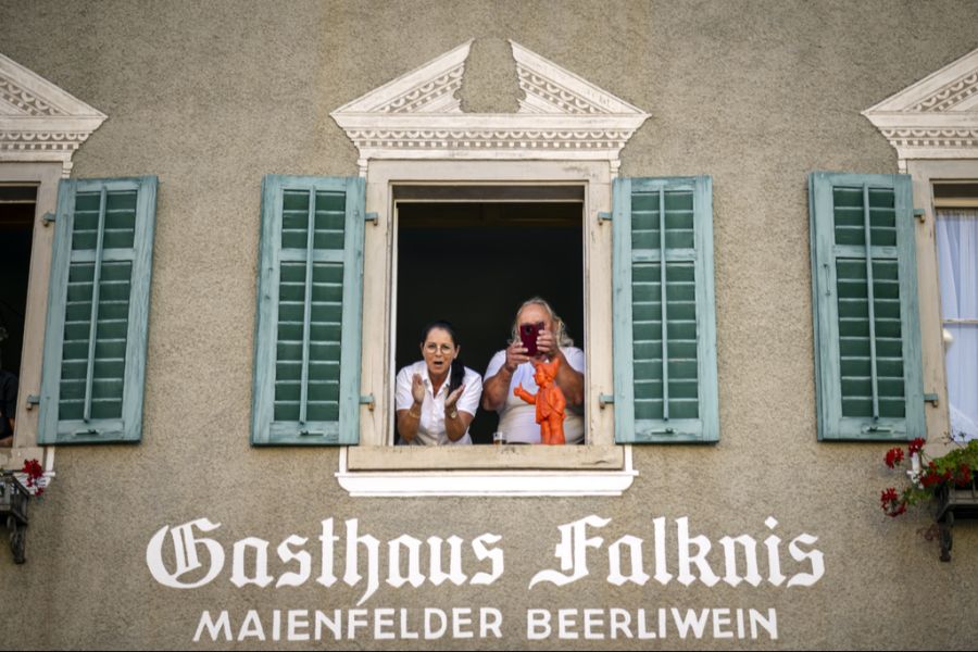 Tausende wollen sich ein Foto des neuen Königs sichern.