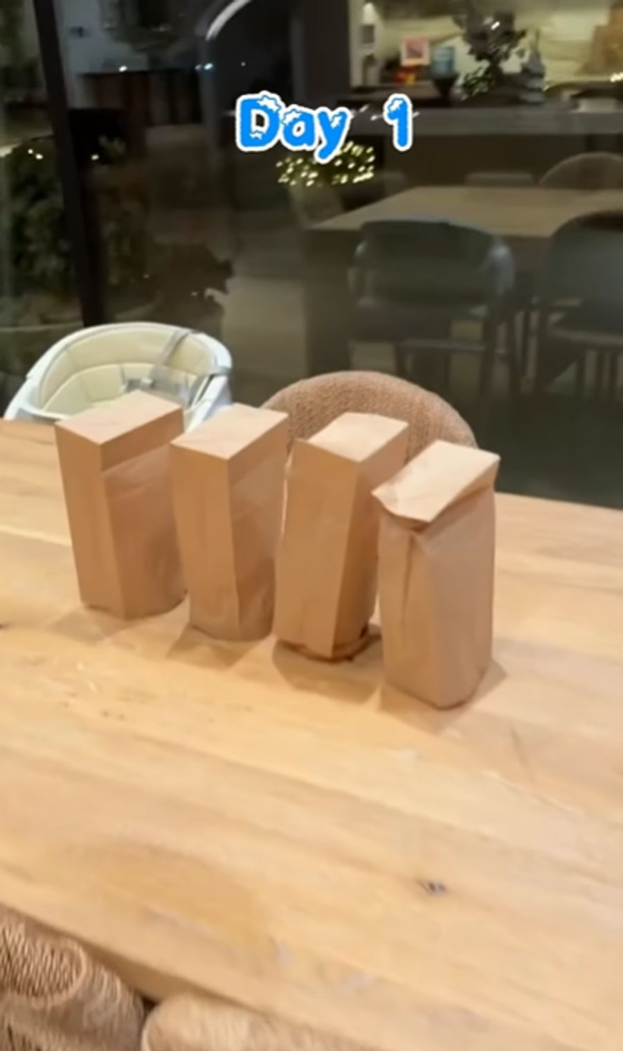 Die Töpfe werden unter Papiertüten versteckt.