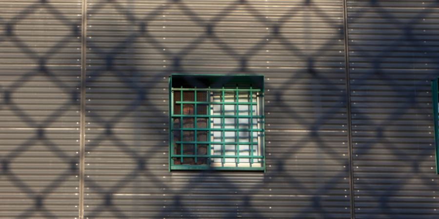 Ein mutmasslicher Drogenhändler bleibt hinter Gitter. (Symbolbild)