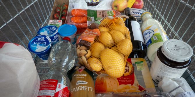 Lebensmittel im Einkaufswagen