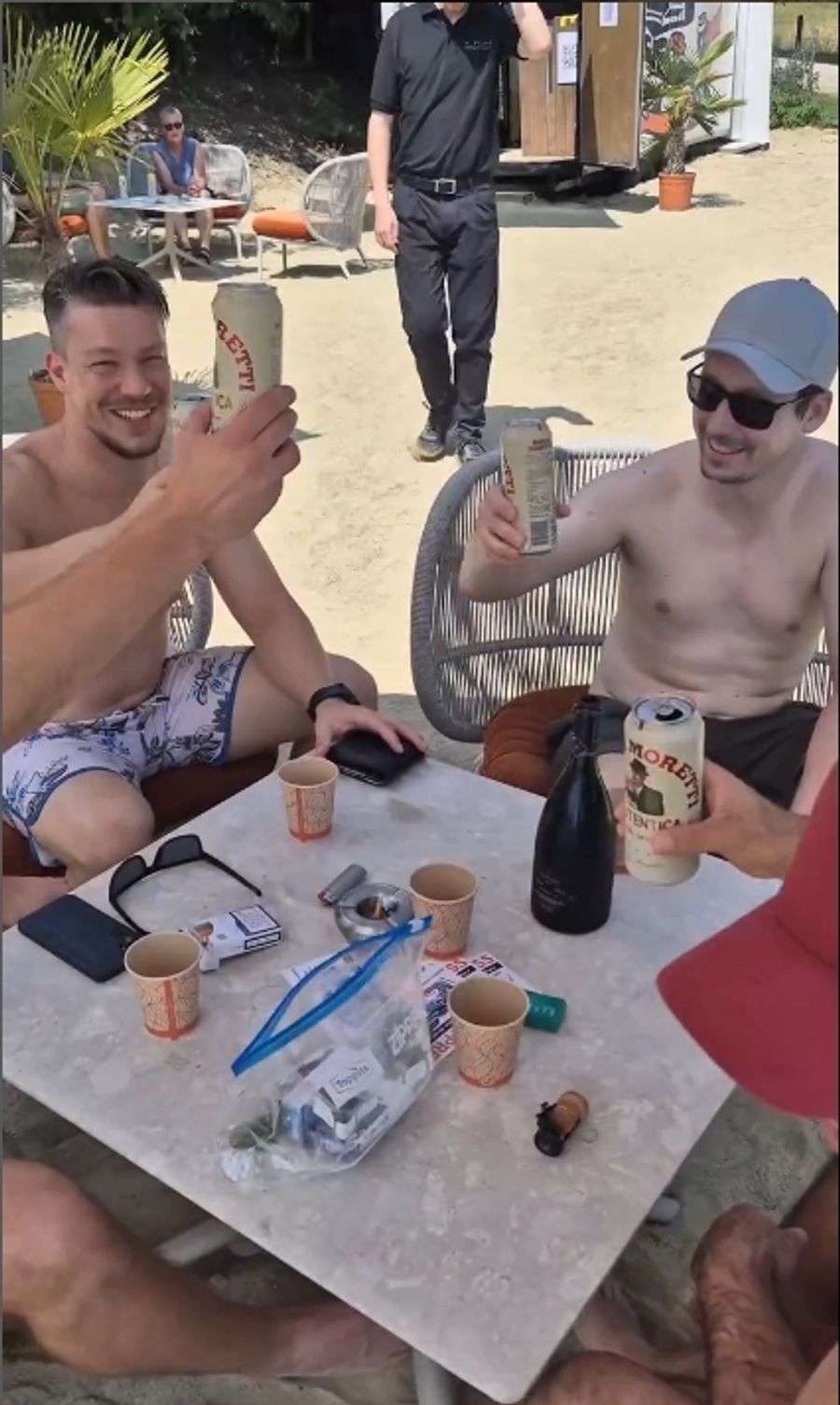 Der kleine Sandstrand mit Liegestühlen und Musik lädt auch zum Verweilen ein.