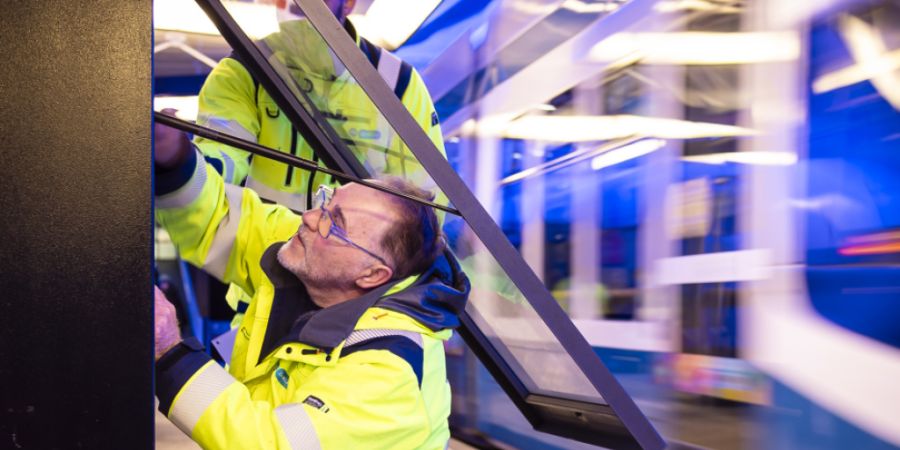 Die Vorbereitungen für den bevorstehenden Fahrplanwechsel in der Stadt Zürich laufen seit Tagen auf Hochtouren. Ein Mitarbeiter wechselt die Liniennetz- und Abfahrtspläne aus. (Archi...