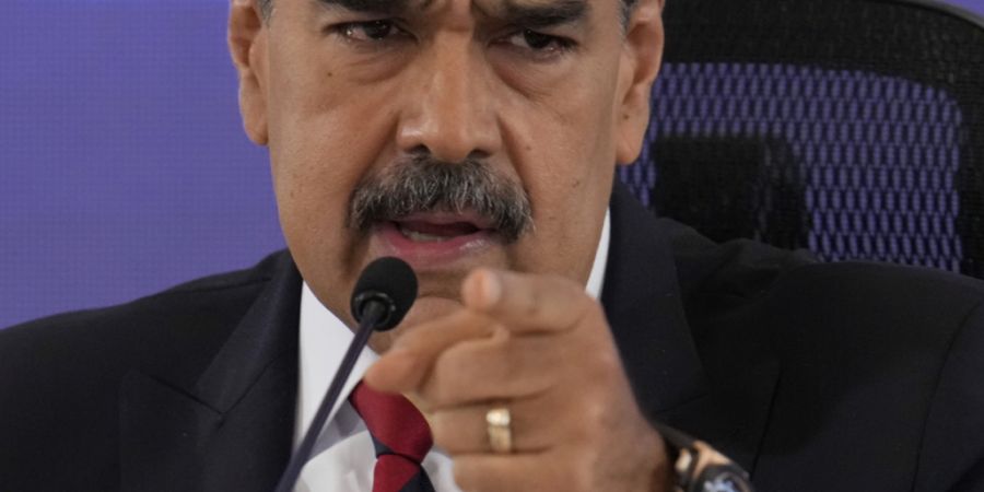 ARCHIV - Venezuelas Präsident Nicolas Maduro spricht während einer Pressekonferenz. Foto: Ariana Cubillos/AP/dpa