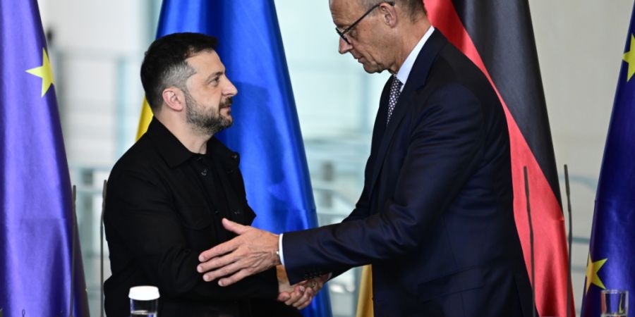 ARCHIV - Wolodymyr Selenskyj (l), Präsident der Ukraine und der deutsche Bundeskanzler Friedrich Merz (r) geben ein Statement (Archivbild). Foto: Fabian Sommer/dpa