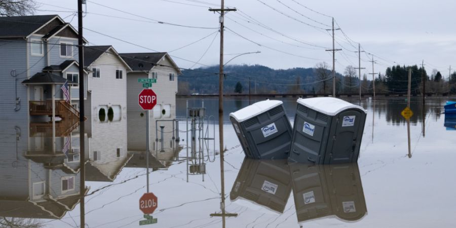 dpatopbilder - Teilweise überschwemmte Häuser und tragbare Toiletten stehen im Hochwasser. Foto: Stephen Brashear/AP/dpa