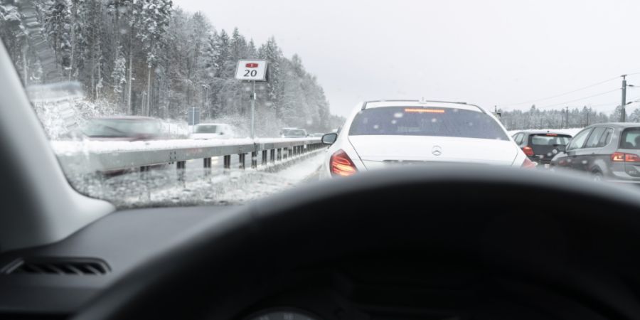 Über die Festtage ist auf den Hauptachsen mit viel Verkehr zu rechnen. Das führe zu Stau und Zeitverlust, so das Bundesamt für Strassen. (Archivbild)