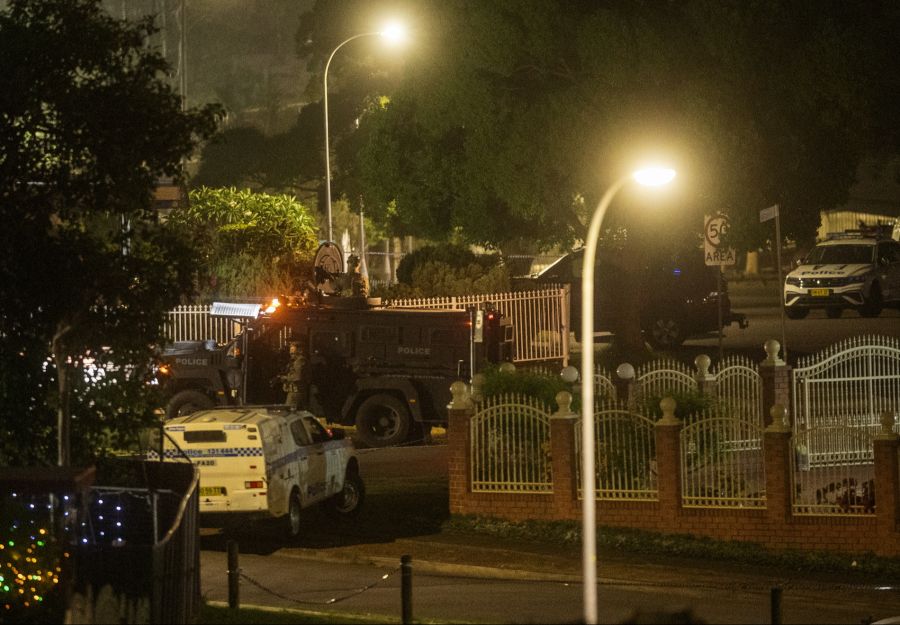 Am späten Sonntagabend durchsuchte die Polizei das Haus des mutmasslichen Täters.