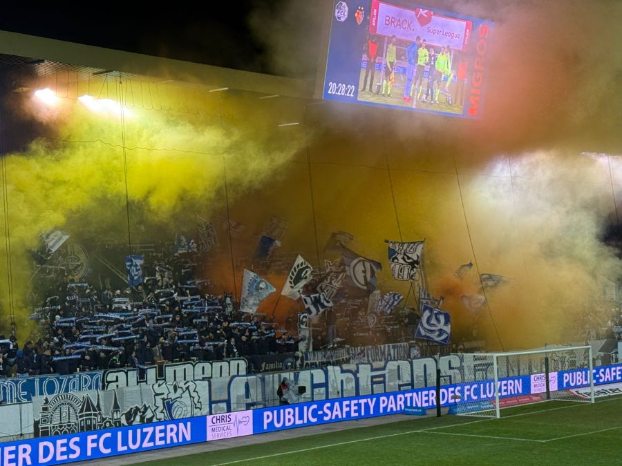 Die Fans des FC Luzern sorgen in der Swissporarena für Stimmung.