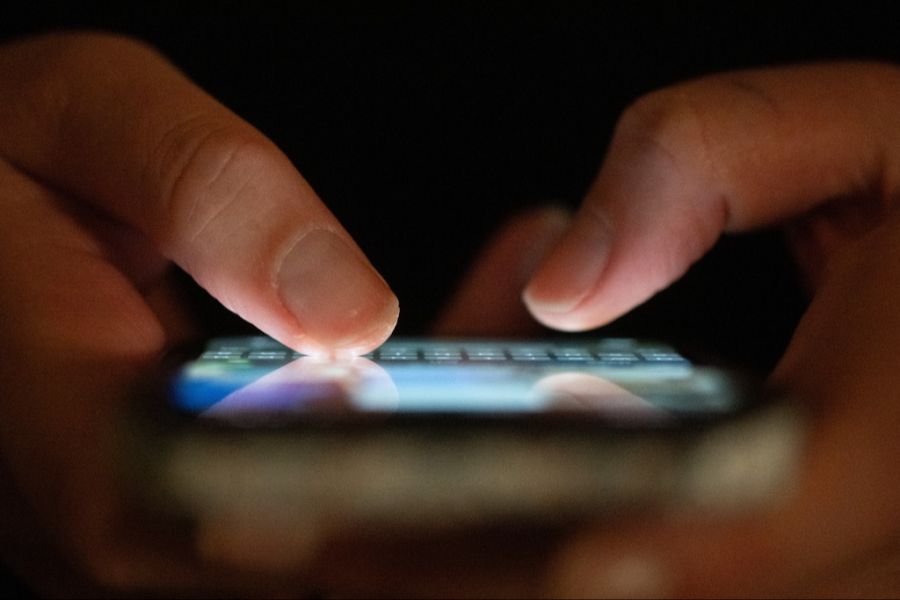 Sie findet, das Handy gehöre nicht auf den Tisch. (Symbolbild)