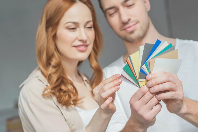 Mann und Frau suchen Farben aus